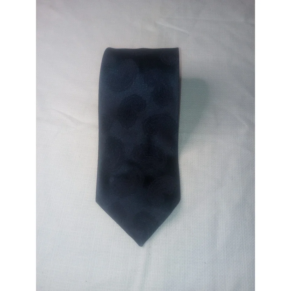 Wembley Dark Blue Paisley Pattern Silk And‎ Polyester USA Tie Classic